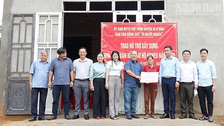 Chị Nguyễn Thị Huyền vui mừng bên căn nhà mơ ước. ndo_tr_a2.jpg