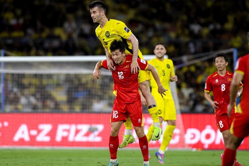 Đội tuyển Việt Nam (áo đỏ) nhận thất bại 0-4 trước Malaysia ở vòng loại Asian Cup 2027. (Ảnh: Malaysia NT)