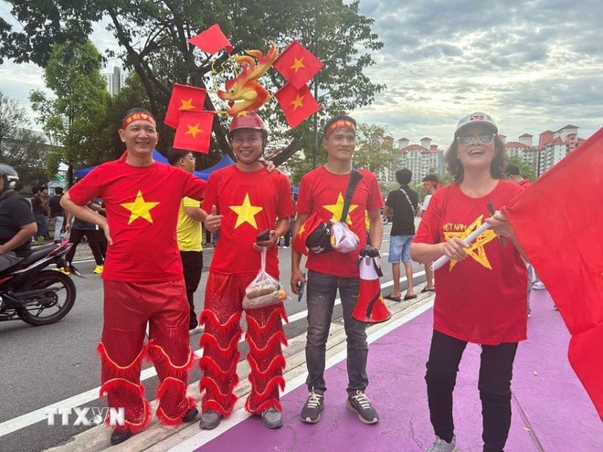Rất đông cổ động viên đến sân cổ vũ cho tuyển Việt Nam. (Ảnh: Hằng Linh/TTXVN) ttxvn-asian-cup-2027-tuyen-viet-nam-gap-malaysia-8084108.jpg