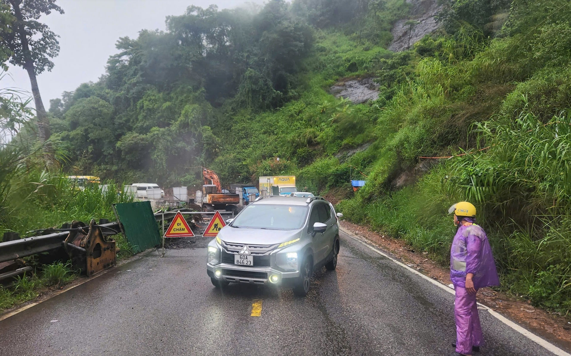 Việc thi công sửa chữa, nâng cấp công trình cầu Bảo Lộc 2 là nguyên nhân khiến đèo Bảo Lộc thường xuyên bị ùn tắc vào các giờ cao điểm