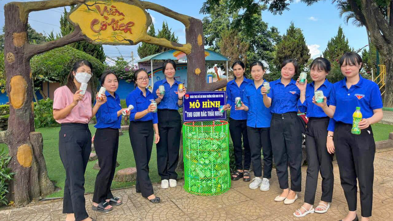 Đoàn viên xã Tu Tra triển khai Mô hình Thu gom rác thải nhựa tại trường học nhằm nâng cao ý thức bảo vệ môi trường cho học sinh