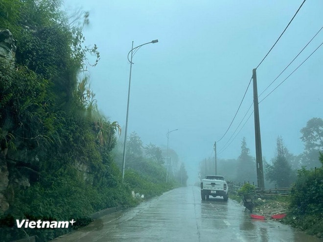 Mưa dông ở vùng núi. (Ảnh: Vietnam+) vnp-mua-dong-vung-nui.jpg