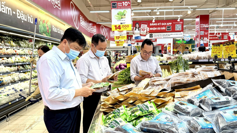 Đoàn liên ngành của tỉnh kiểm tra an toàn thực phẩm tại siêu thị