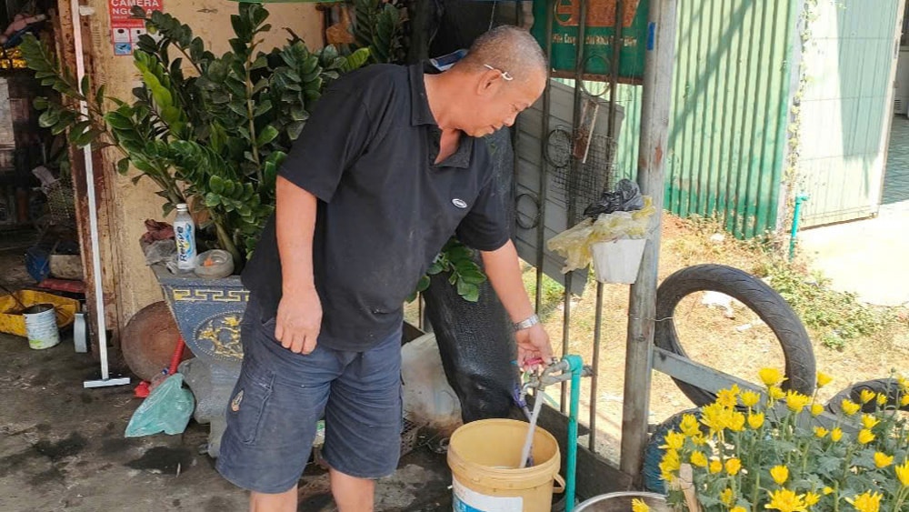 Một hộ dân sử dụng nước từ hệ thống cấp nước nông thôn tại xã Đại Lào