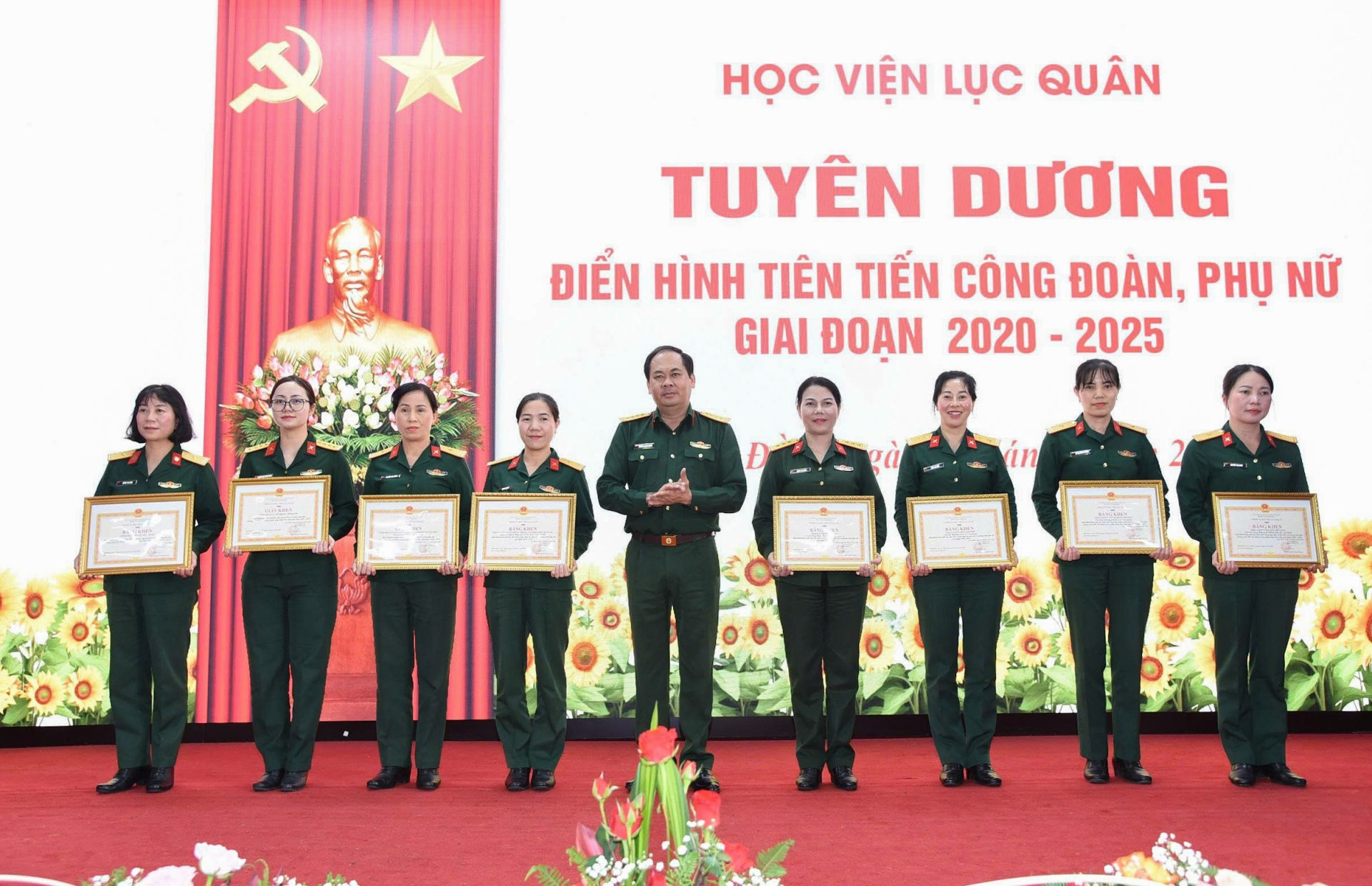  Đại tá Nguyễn Thanh Phong - Phó Chính ủy Học viện trao bằng khen cho các tập thể, cá nhân có thành tích 