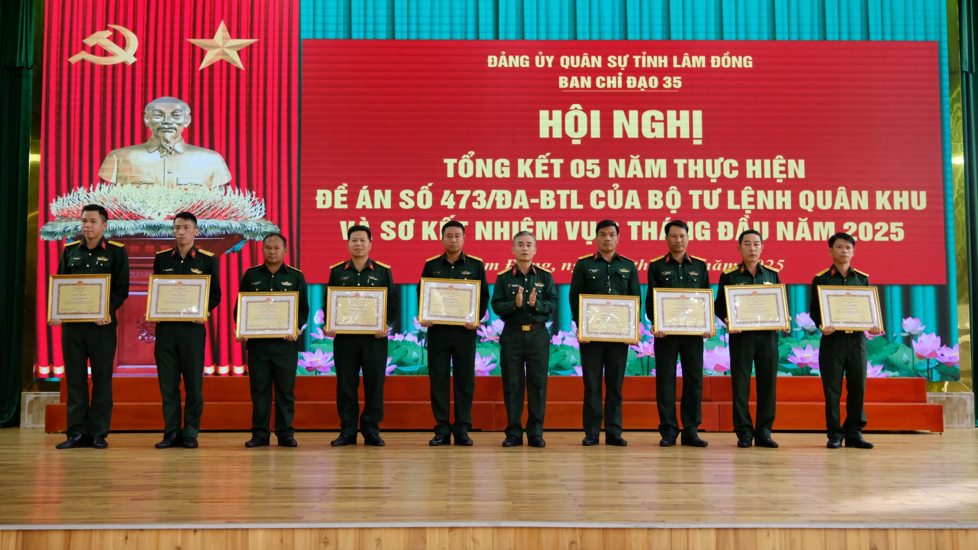 Đại tá Nguyễn Văn Sơn – Chỉnh uỷ Bộ CHQS tỉnh tặng bằng khen cho các tập thể
