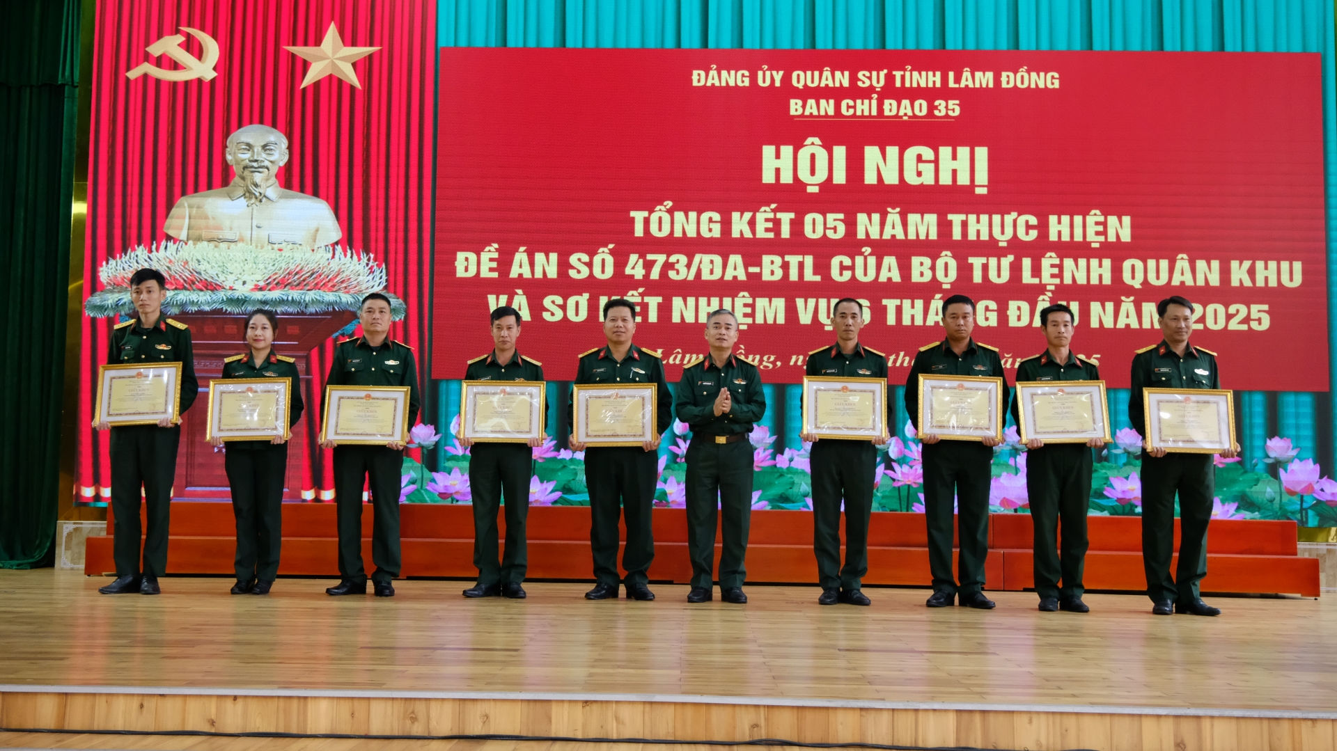 Đại tá Nguyễn Văn Sơn – Chỉnh uỷ Bộ CHQS tỉnh tặng bằng khen cho các cá nhân