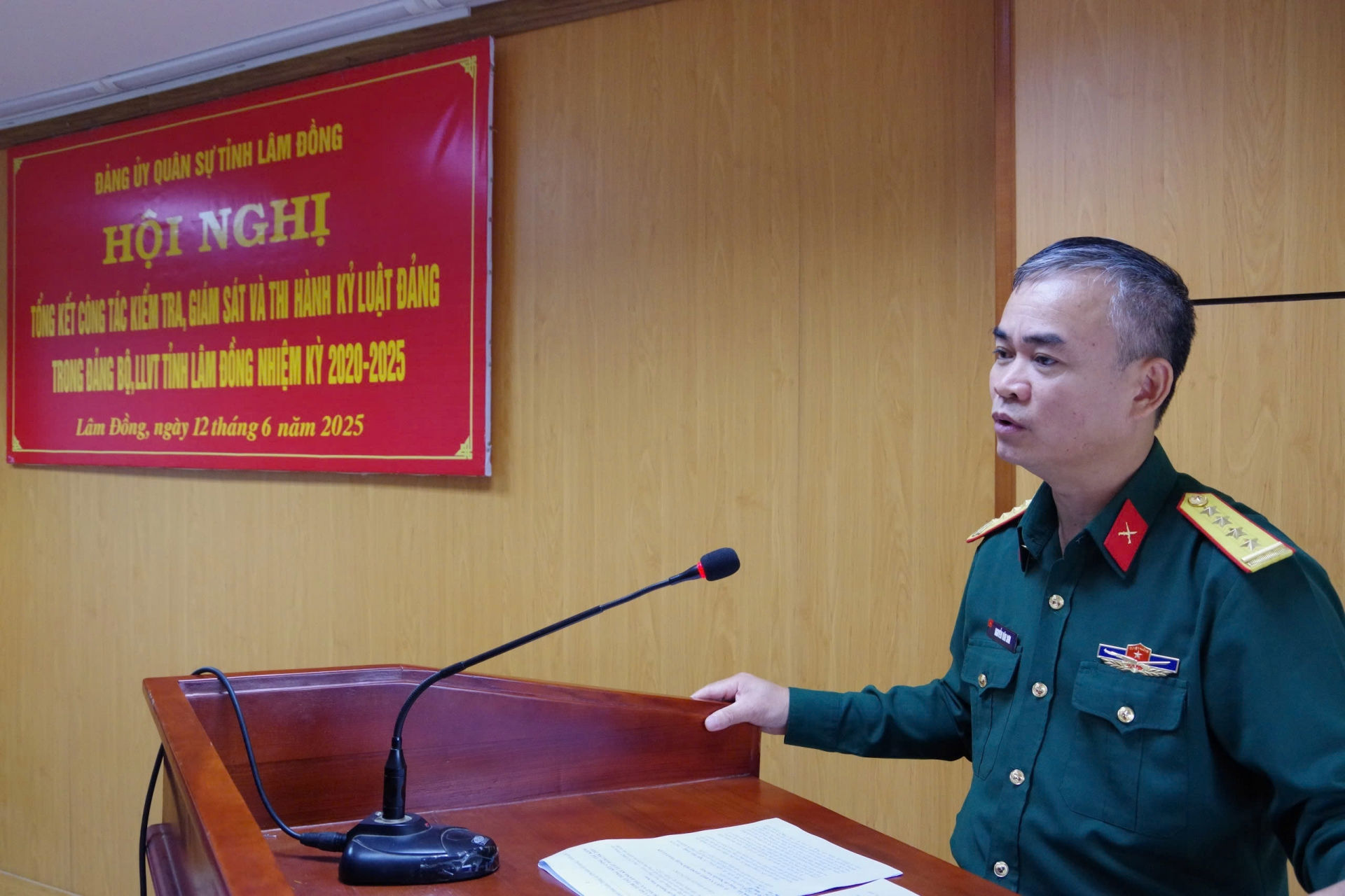 Đại tá Nguyễn Văn Sơn - Phó bí thư Thường trực Đảng ủy, Chính ủy Bộ Chỉ huy quân sự tỉnh kết luận hội nghị