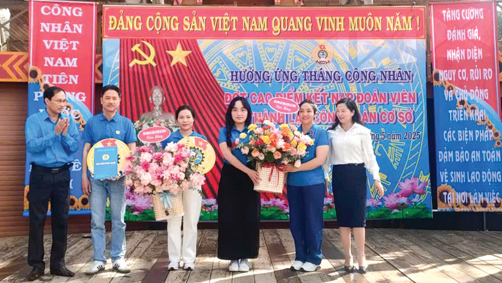 Thành lập mới CĐCS doanh nghiệp ngoài nhà nước trực thuộc LĐLĐ huyện Lạc Dương