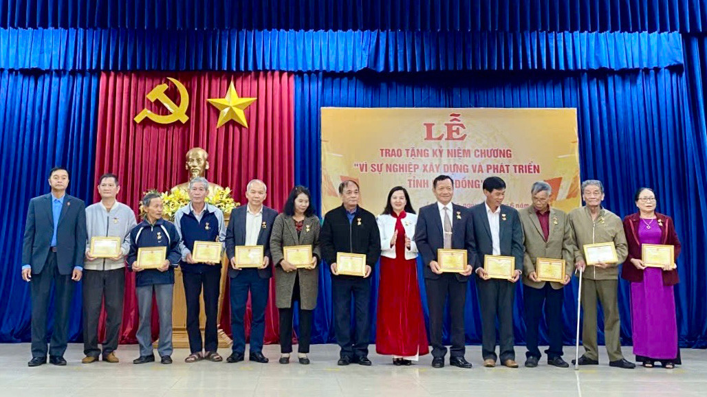 Bí thư Huyện ủy Lạc Dương Trần Thị Chúc Quỳnh trao Kỷ niệm chương cho các cá nhân