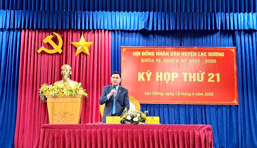Phó Chủ tịch HĐND huyện Lạc Dương Đỗ Khắc Lợi chủ trì và điều hành kỳ họp