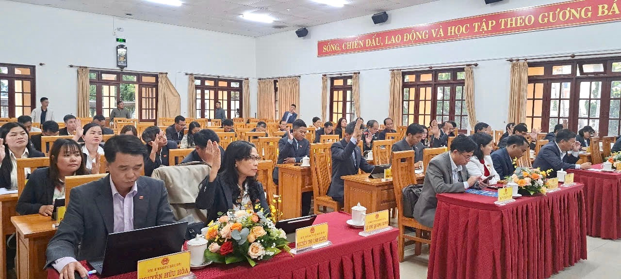 Đại biểu biểu quyết thông qua các nghị quyết tại kỳ họp