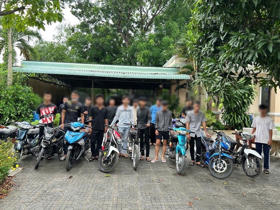 Các đối tượng thanh thiếu niên tham gia đua xe, gây rối được cơ quan công an mời làm việc cùng tang vật, phương tiện liên quan.