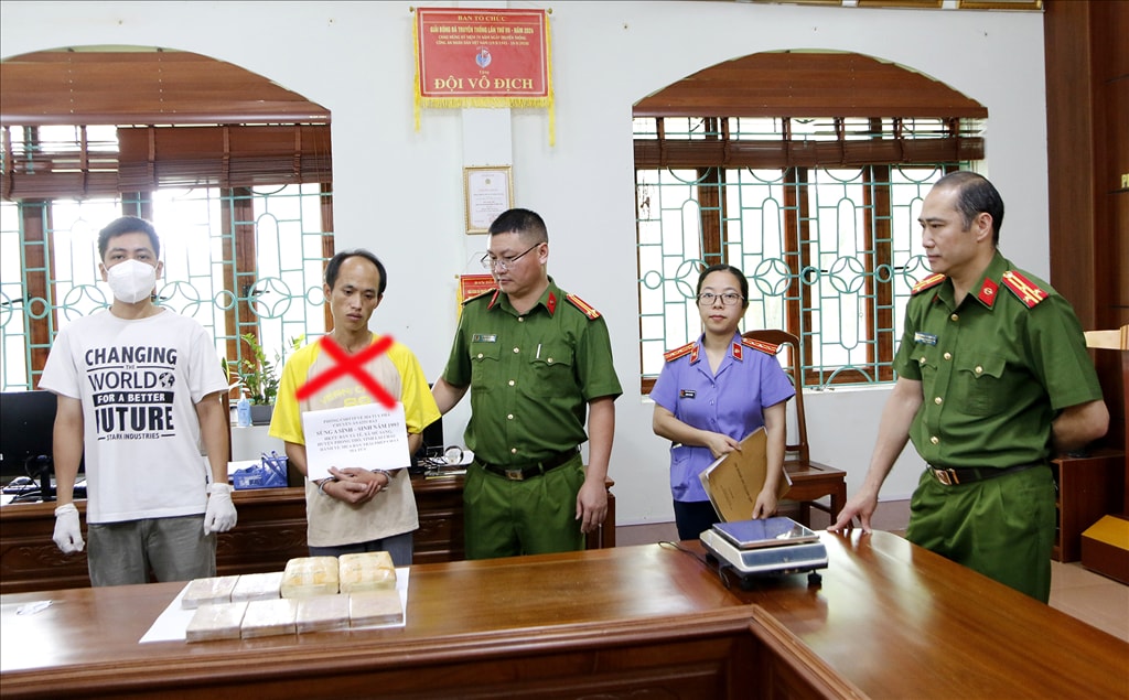 Đối tượng và tang vật tại cơ quan điều tra.