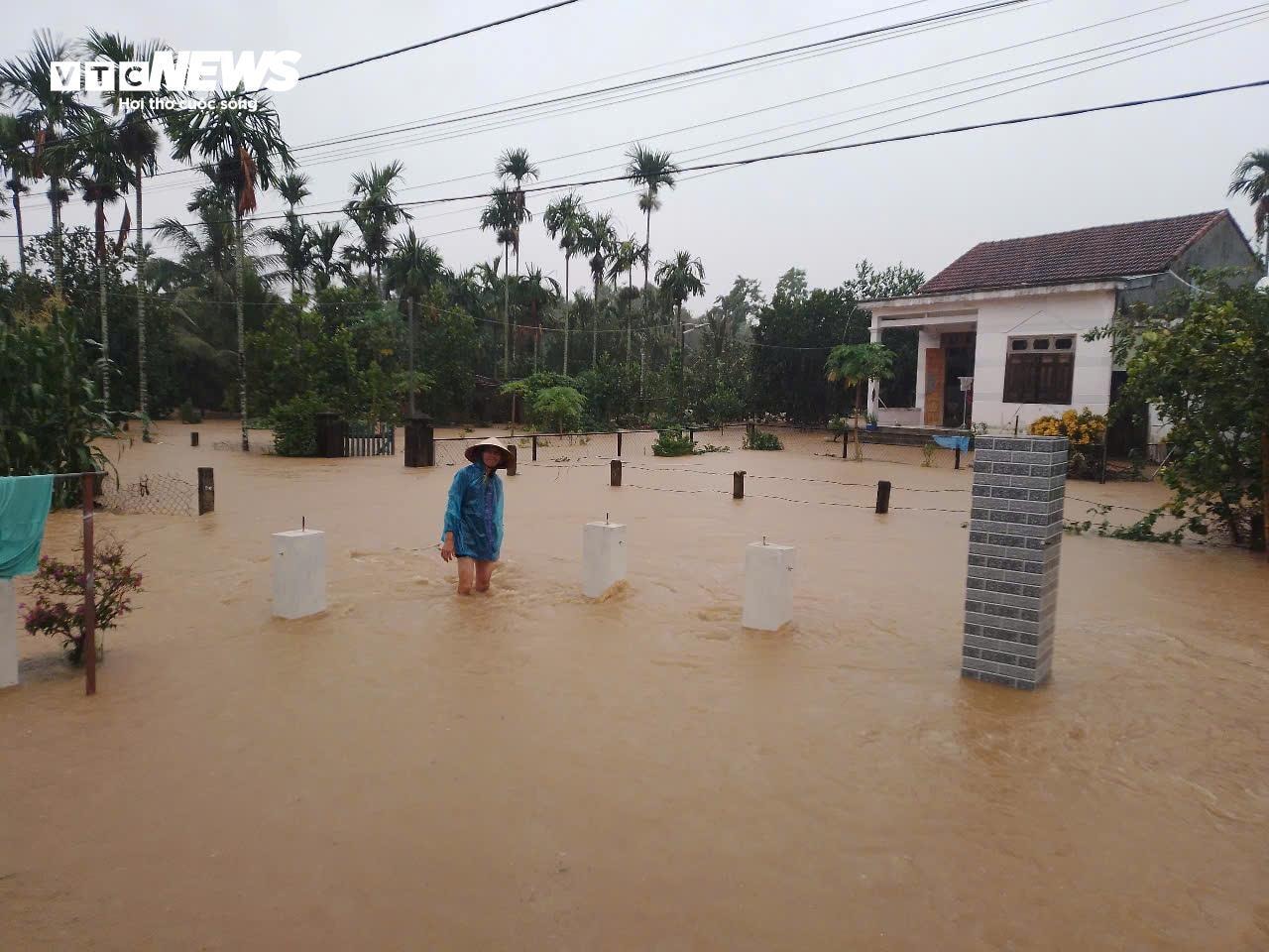 Mưa lớn kéo dài, nước ngập tứ phía tại thôn Thái Chấn Sơn ở Quảng Nam ngày 12/6.