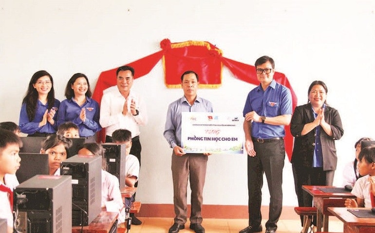 Trang bị máy tính cho các em vùng sâu, vùng xa. soi-noi-22.jpg
