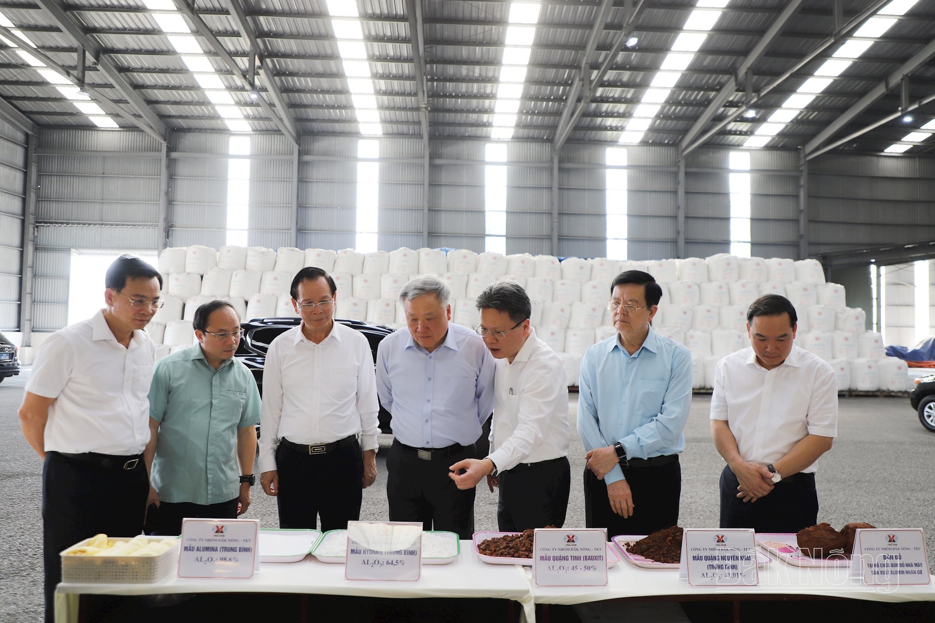 Đoàn công tác của Trung ương do Ủy viên Bộ Chính trị, Phó Thủ tướng Thường trực Chính phủ Nguyễn Hòa Bình làm Trưởng đoàn đã đến thăm, làm việc tại Công ty Nhôm Đắk Nông - TKV. Ảnh: Đoàn công tác tìm hiểu về mẫu quặng bô xít