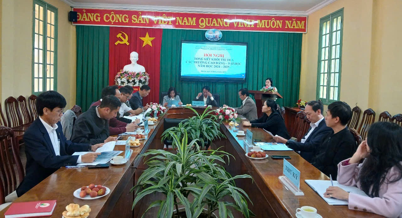 Hội nghị tổng kết Khối thi đua các trường Đại học - Cao đẳng trên địa bàn tỉnh.