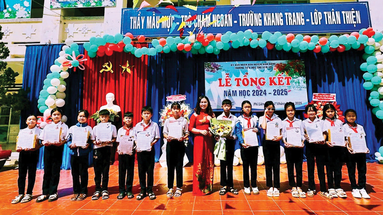 Cô hiệu trưởng Thiều Thị Thu - Trường Tiểu học Chu Văn An (Đam Rông) gửi Thư khen 14 học sinh xuất sắc và cảm ơn phụ huynh