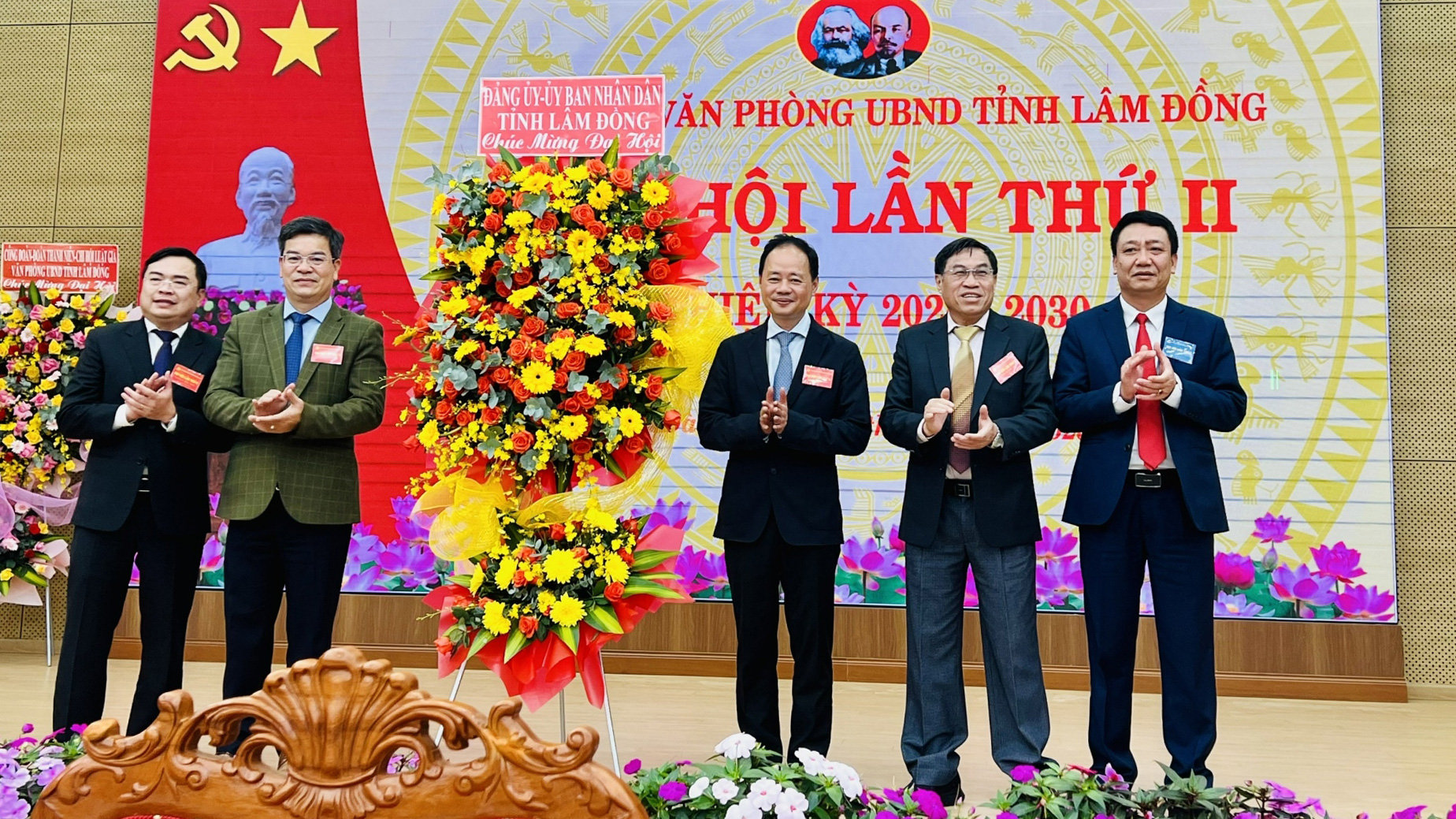 Đồng chí Trần Hồng Thái - Phó Bí thư Tỉnh ủy, Bí thư Đảng ủy UBND tỉnh, Chủ tịch UBND tỉnh Lâm Đồng cùng các đồng chí Phó Bí thư Đảng uỷ UBND tỉnh tặng hoa chúc mừng Đại hội
