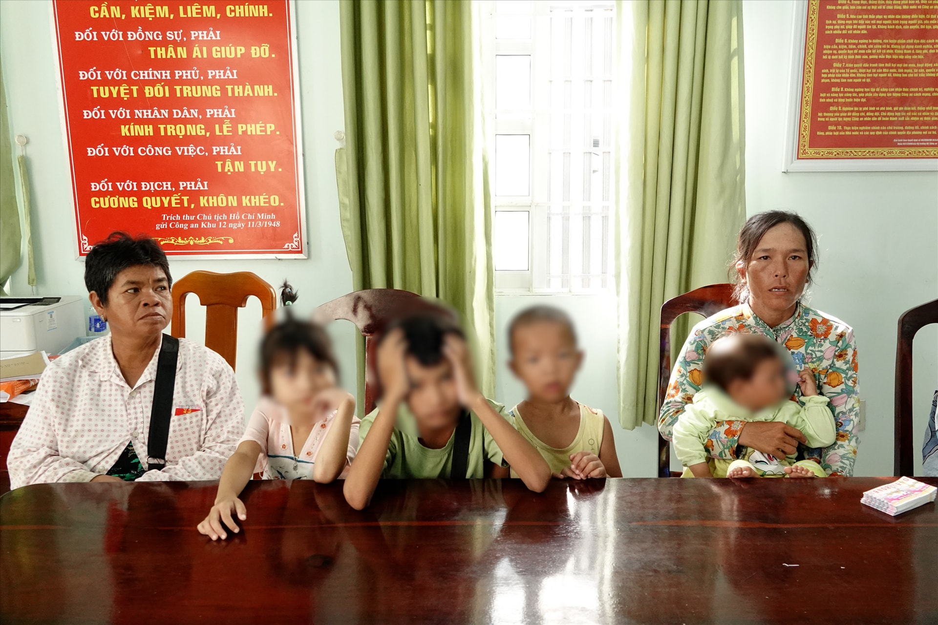Các nạn nhân tại Công an xã Tiến Lợi.