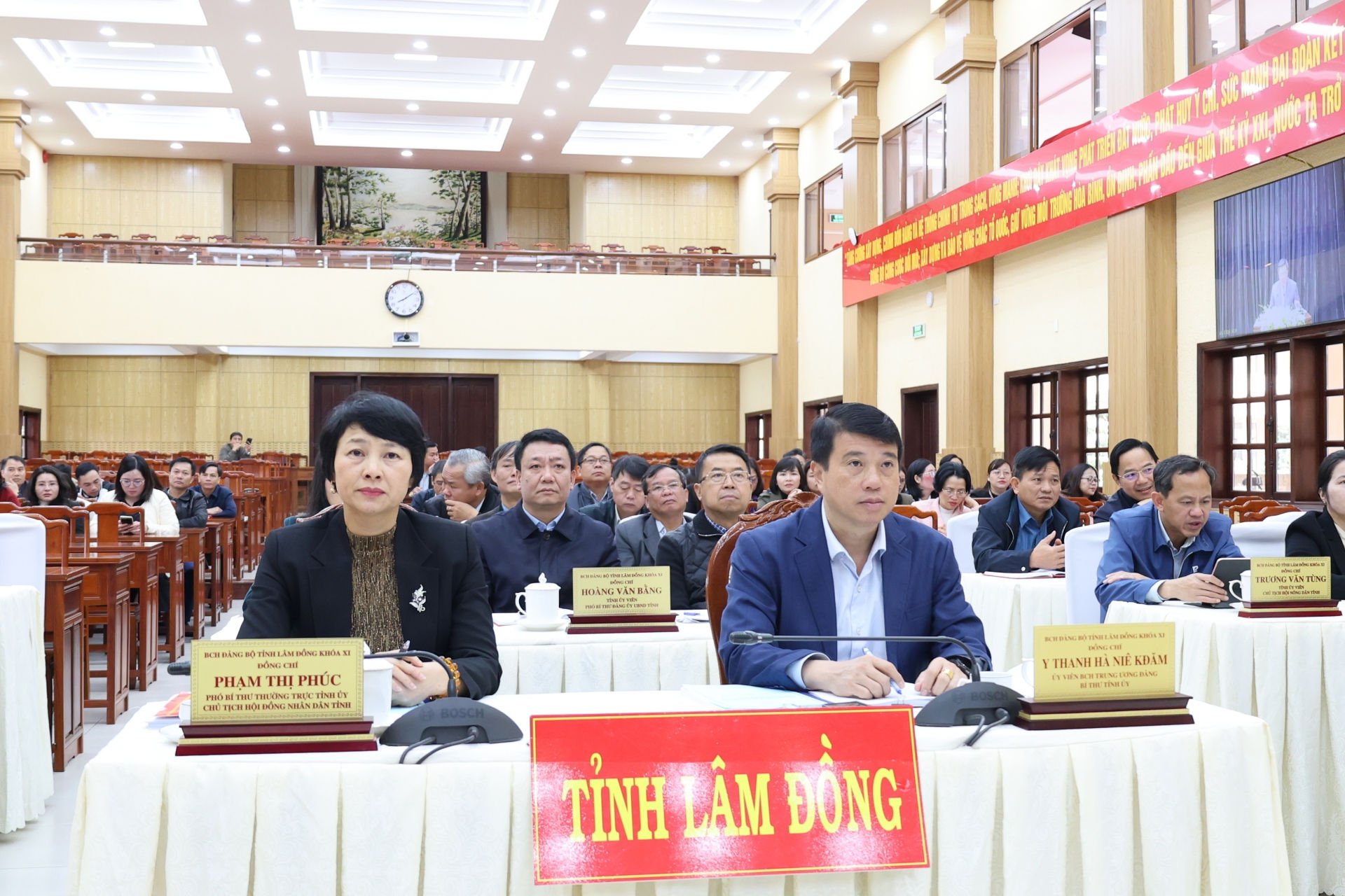 Bí thư Tỉnh ủy Y Thanh Hà Niê Kđăm và Chủ tịch HĐND tỉnh Phạm Thị Phúc dự hội nghị tại điểm cầu Tỉnh ủy Lâm Đồng