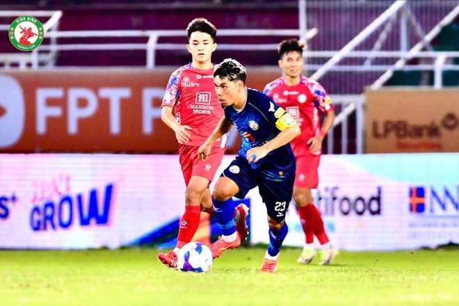 Bình Định (áo xanh) nhận thất bại 0-1 trước Câu lạc bộ Thành phố Hồ Chí Minh và rơi xuống cuối bảng. (Ảnh: quynhonbinhdinhfc) 506738484-1242445207891271-2020936505084960556-n.jpg