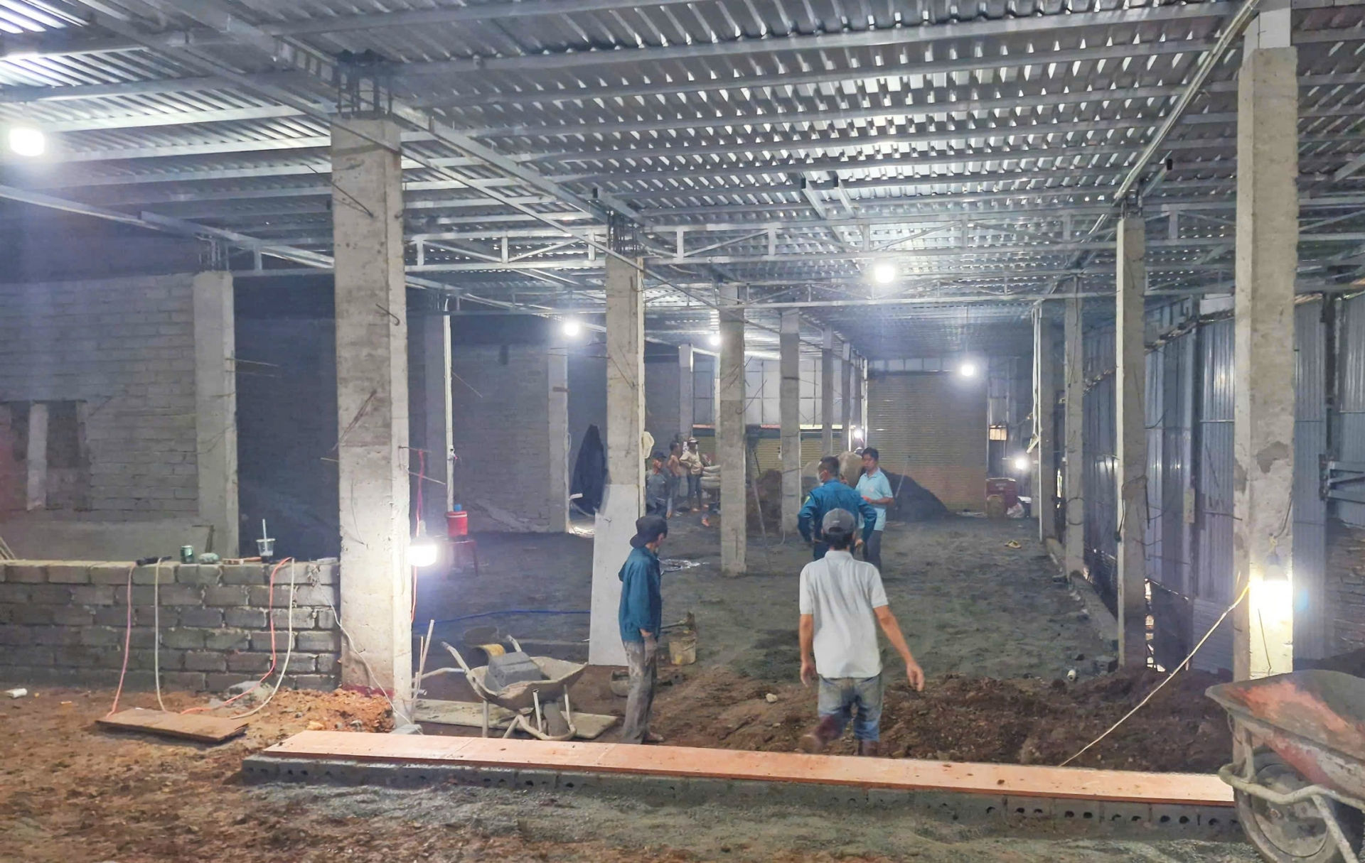Thống kê sơ bộ, tại công trình này có hoảng 40 trụ bê tông được xay dựng kiên cố để phân chia thành các ô nhỏ