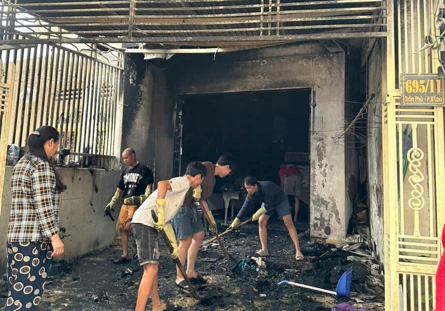 Các lực lượng cùng người dân hỗ trợ gia đình dọn dẹp khắc phục hậu quả sau vụ hỏa hoạn