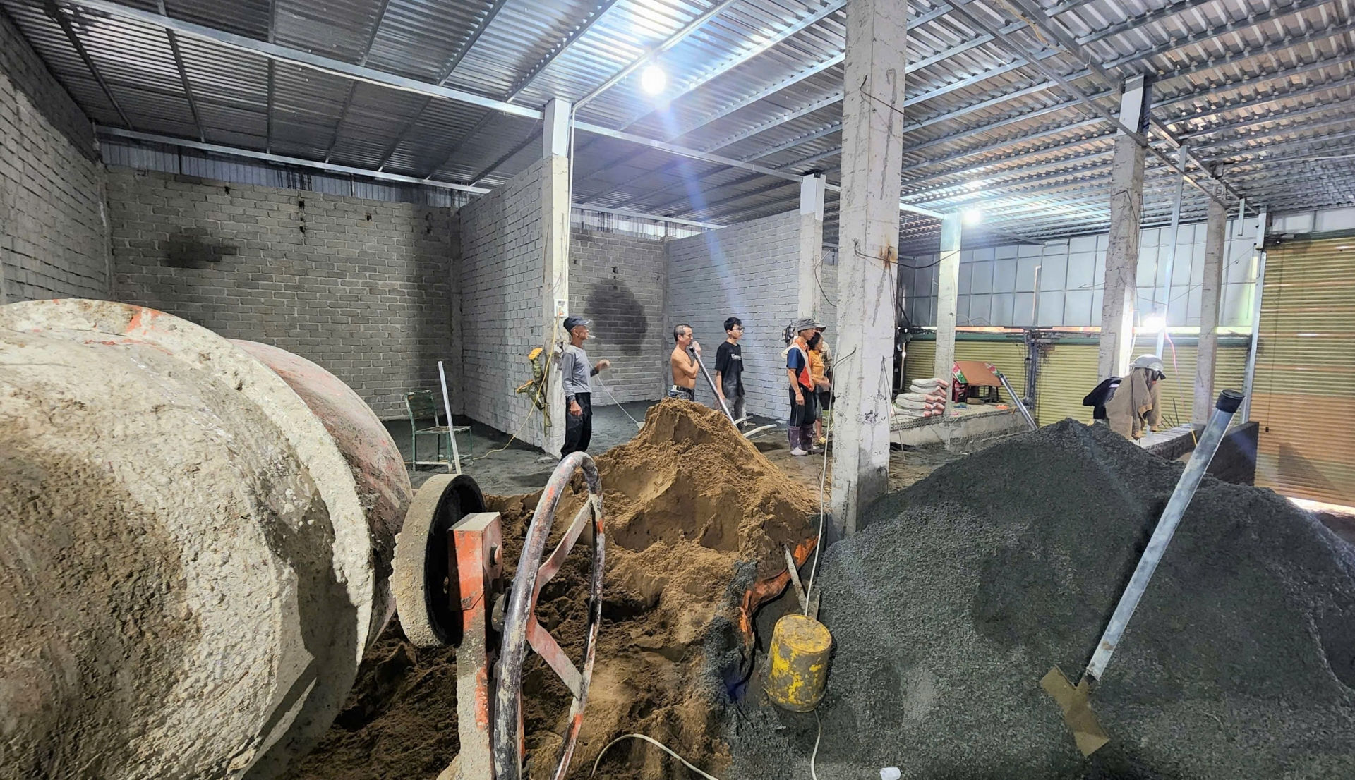 Vào chiều 14/6, thời điểm cơ quan chức năng có mặt đã ghi nhận khoảng 10 người đang thực hiện việc thi công xây dựng tại công trình này