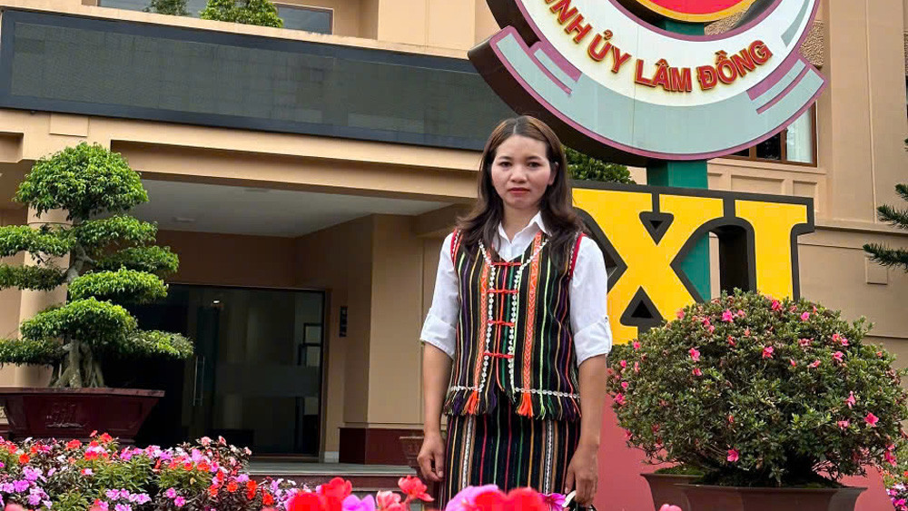 Đồng chí Ka Mộ trong lần cùng đoàn Huyện ủy Bảo Lâm tham dự Hội thi Sân khấu hóa học tập và làm theo tư tưởng, đạo đức, phong cách Hồ Chí Minh tại Đà Lạt