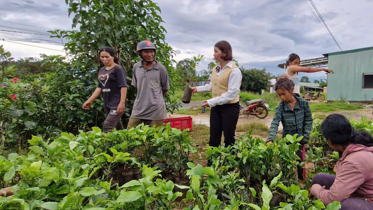 Đồng chí Ka Mộ (áo vàng) trao đổi với bà con về thời điểm thích hợp để xuống giống cà phê năm nay