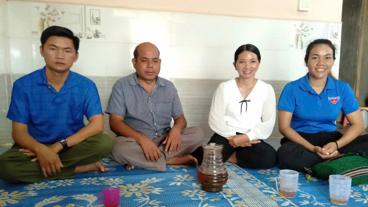 Đồng chí Ka Mộ (áo trắng) cùng với các đồng chí lãnh đạo Thôn 3 trong một buổi họp bàn tại nhà riêng của mình
