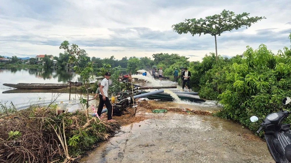 Hợp tác xã nông nghiệp Phú Hồ, xã Phú Hồ, huyện Phú Vang, thành phố Huế huy động nhân lực, máy bơm tiêu úng cứu lúa cho nông dân sau đợt mưa lớn do ảnh hưởng của bão số 1