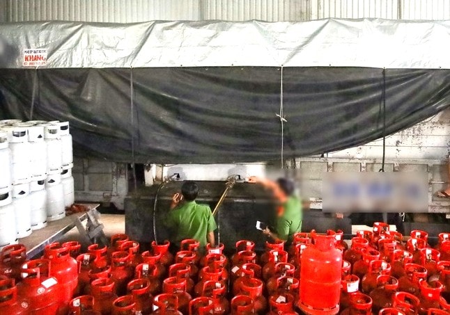 Cơ quan chức năng kiểm tra khám xét tại địa điểm nhà kho không số nơi các đối tượng có hành vi sản xuất, buôn bán hàng giả là gas.