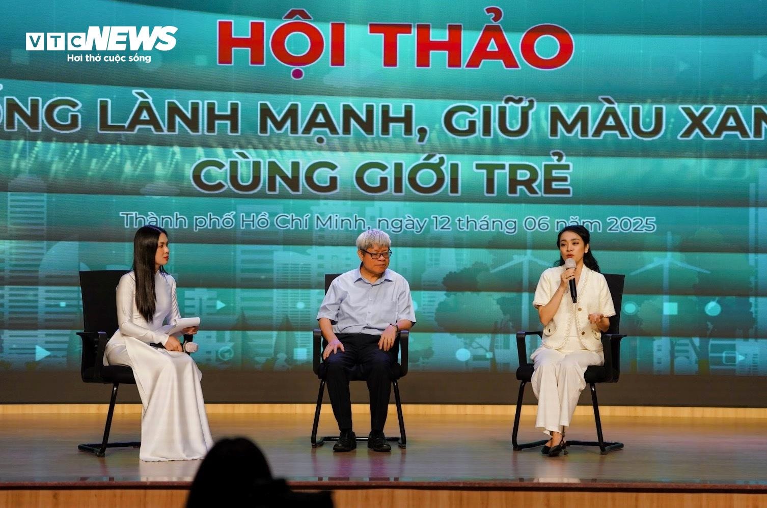 Các chuyên gia giải đáp thắc mắc cho sinh viên HUTECH. (Ảnh: Lương Ý)