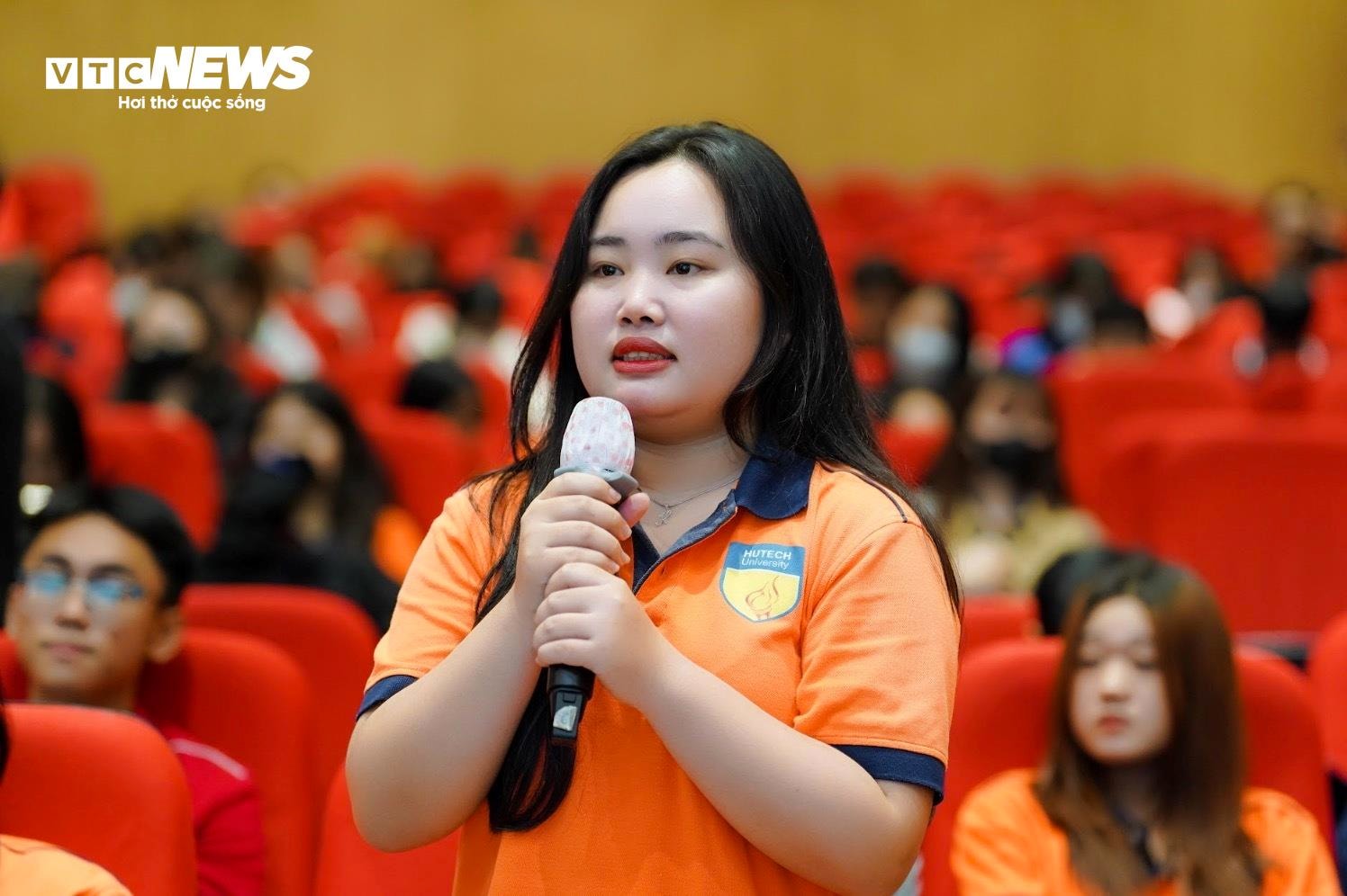 Sinh viên quan tâm, đặt nhiều câu hỏi về việc