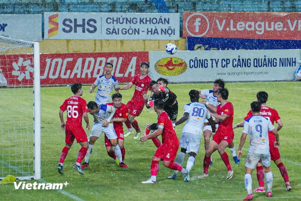 Tuy nhiên, những nỗ lực treo bóng của các cầu thủ Hà Nội FC không làm khó được thủ môn Phạm Văn Phong. (Ảnh: Việt Anh/Vietnam+)