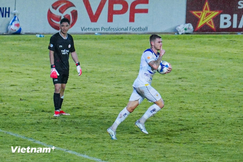 Hà Nội FC chỉ có được bàn danh dự muộn màng do công của Luka Bobicanec ở phút 90+3. (Ảnh: Việt Anh/Vietnam+)