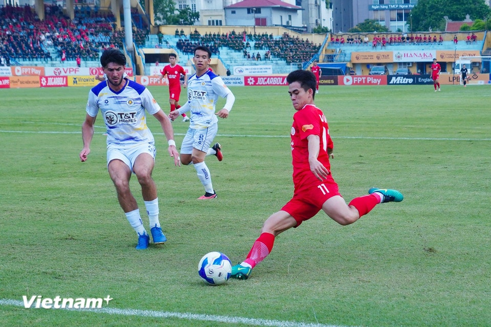 Nỗ lực đưa bóng vào của tiền vệ Khuất Văn Khang. (Ảnh: Việt Anh/Vietnam+)