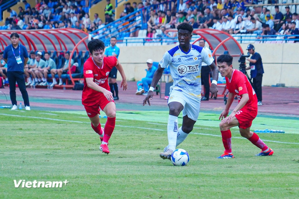 Các cầu thủ Hà Nội FC bình tĩnh triển khai bóng từ tuyến dưới. (Ảnh: Việt Anh/Vietnam+)