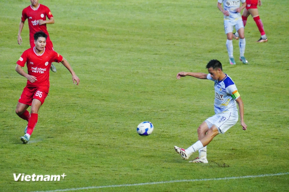 Sang hiệp hai, Hà Nội FC đẩy cao đội hình nhằm tìm kiếm bàn gỡ. (Ảnh: Việt Anh/Vietnam+)