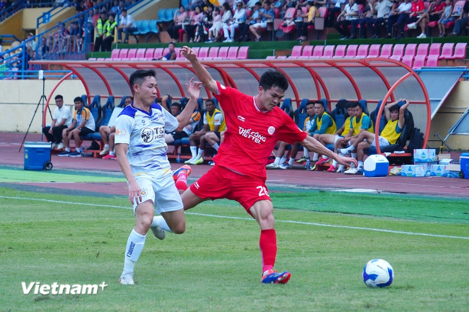 Chiều 15/6, Hà Nội FC (áo trắng) tiếp đón đối thủ Thể Công-Viettel trong trận Derby Thủ đô tâm điểm ở vòng 25 V-League 2024-2025. (Ảnh: Việt Anh/Vietnam+)