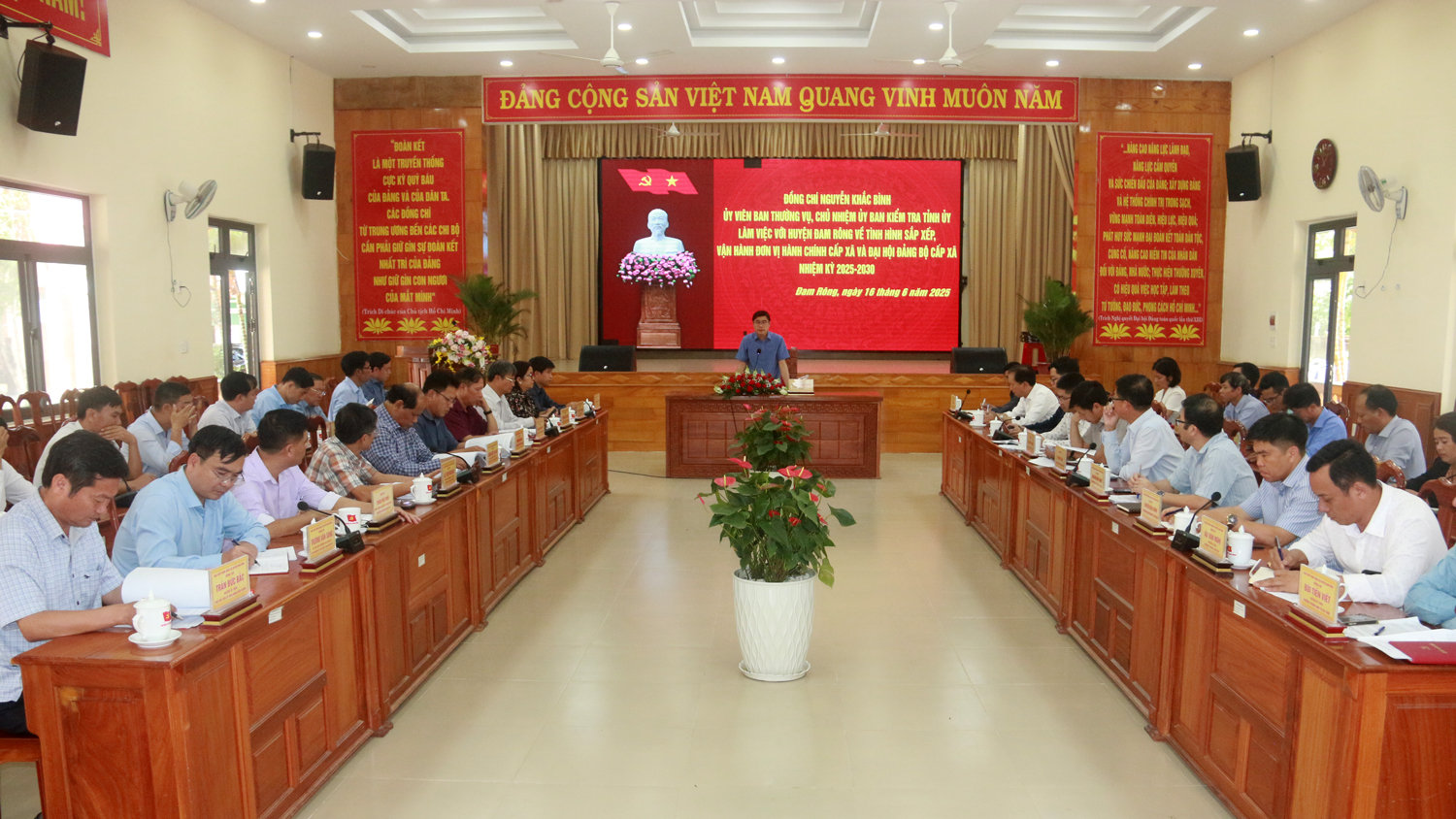 Đồng chí Nguyễn Khắc Bình – Chủ nhiệm Ủy ban Kiểm tra Tỉnh ủy phát biểu tại buổi làm việc với Huyện uỷ Đam Rông