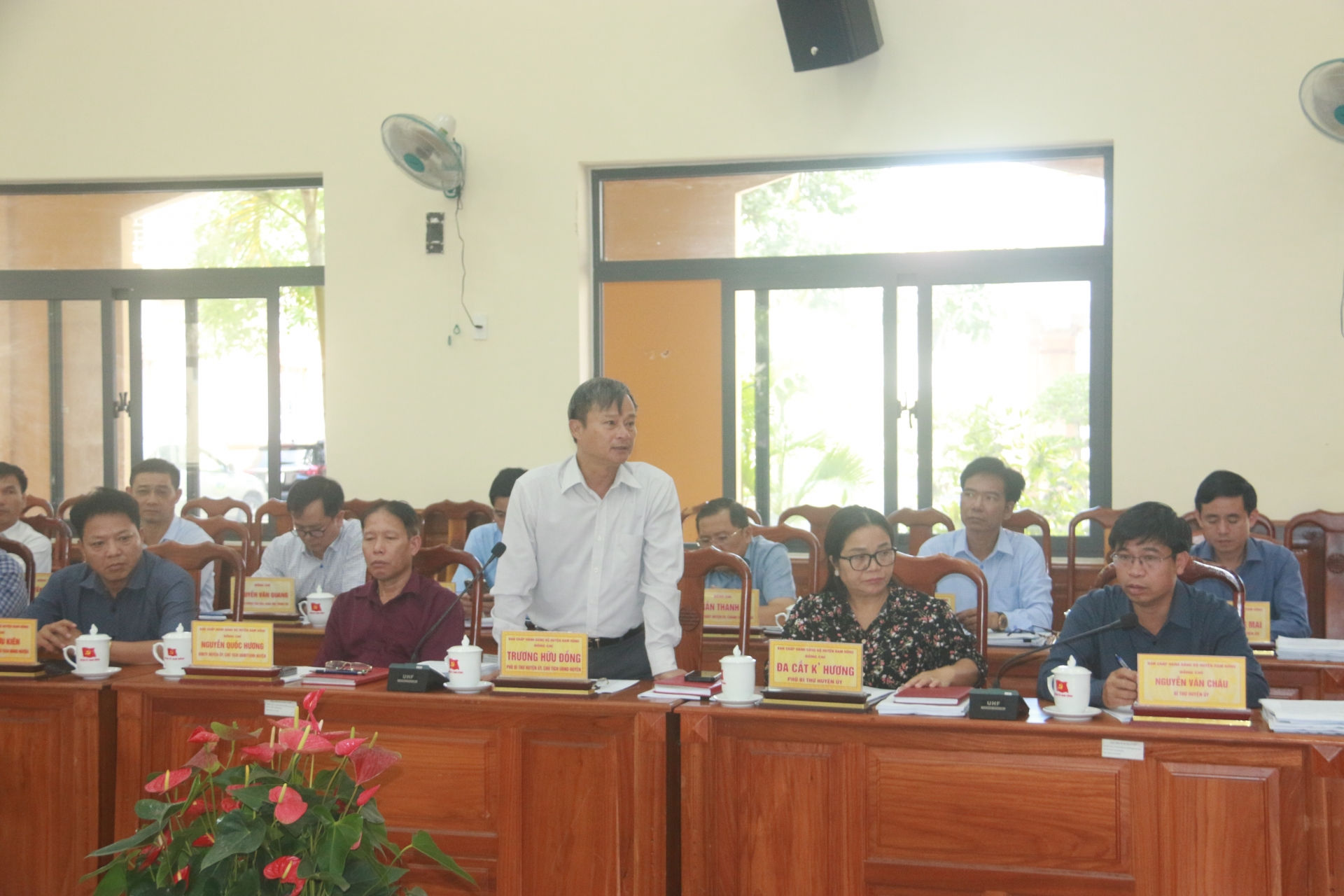 Đồng chí Trương Hữu Đồng  – Phó Bí thư Huyện ủy, Chủ tịch UBND huyện báo cáo tại buổi làm việc  