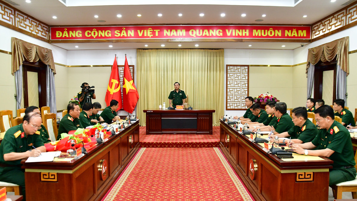 Thiếu tướng Trần Vinh Ngọc - Bí thư Đảng uỷ, Chính uỷ Quân khu 7 chủ trì Hội nghị. Ảnh: Báo Quân khu 7