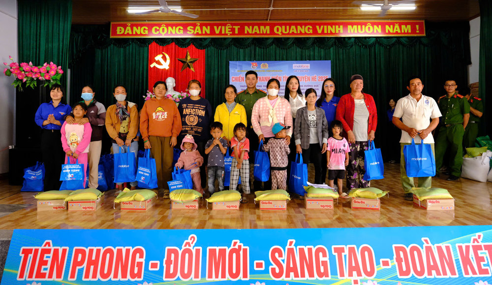 Đại diện Ban Thanh niên Công an tỉnh và Huyện đoàn Đam Rông trao quà cho các hộ gia đình có hoàn cảnh khó khăn