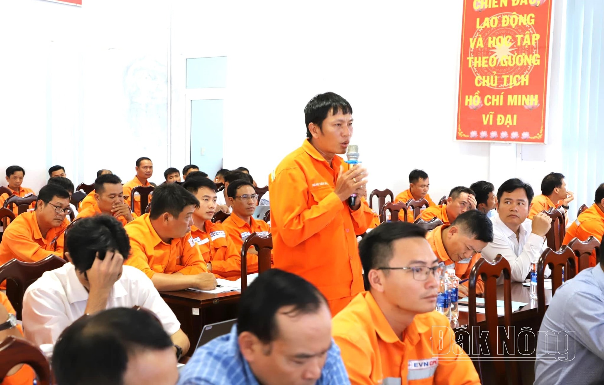 Các học viên rèn luyện các kỹ năng xử lý tình huống. 2