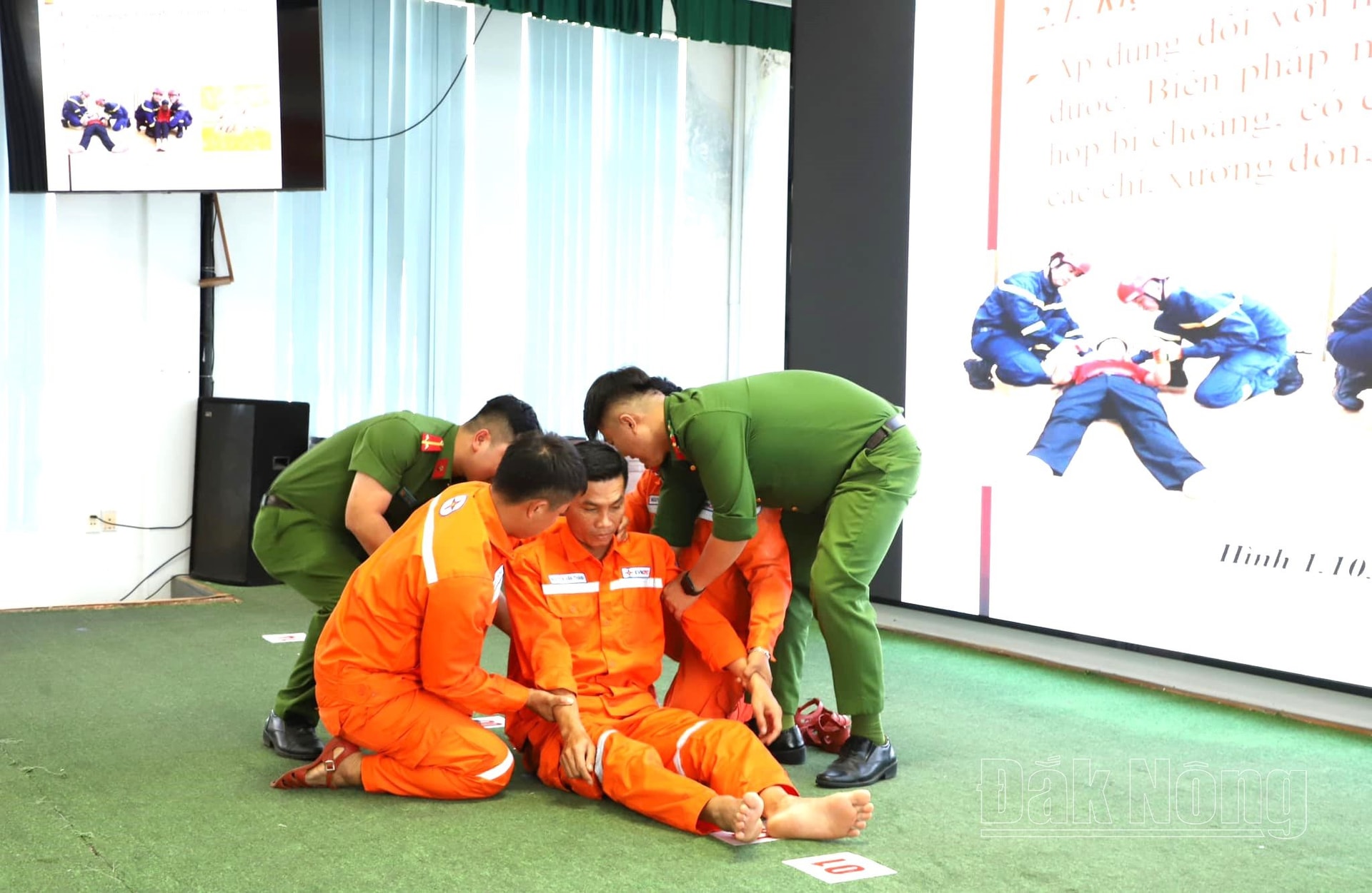 Các học viên rèn luyện các kỹ năng xử lý tình huống