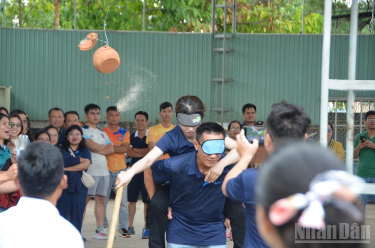 Với sự phối hợp nhịp nhàng, ăn ý, đội Câu lạc bộ các Báo Thường trú tỉnh Gia Lai đã xuất sắc đập trúng niêu trong thời gian ngắn nhất để giành giải nhất ở phần thi này. ndo_br_dsc-0552.jpg
